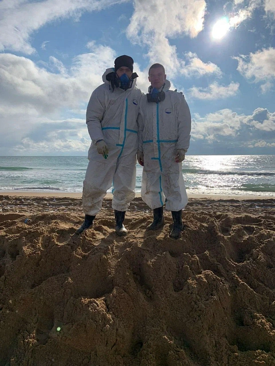 Kaliningrad Students Volunteer to Clean Black Sea Coast After Oil Spill | Image 3