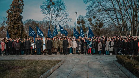 Студенты и сотрудники БФУ возложили цветы к памятнику 1200 гвардейцам