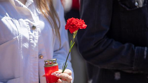 Студенты БФУ возложили цветы на площади маршала Василевского