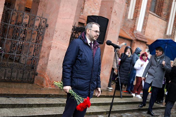 Congress Participants Lay Flowers in Memory of Kant | Image 1
