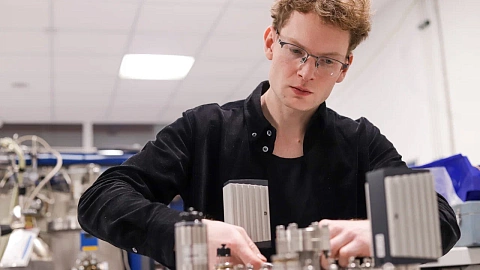 Ученые БФУ им. И. Канта запускают установку для синтеза уникального анодного материала Arc-nC для аккумуляторов нового поколения