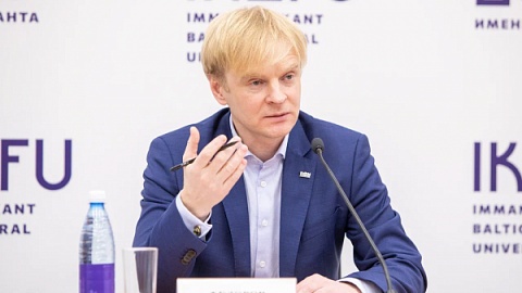 Ректор БФУ провел встречу со студентами по теме чудо-стипендии