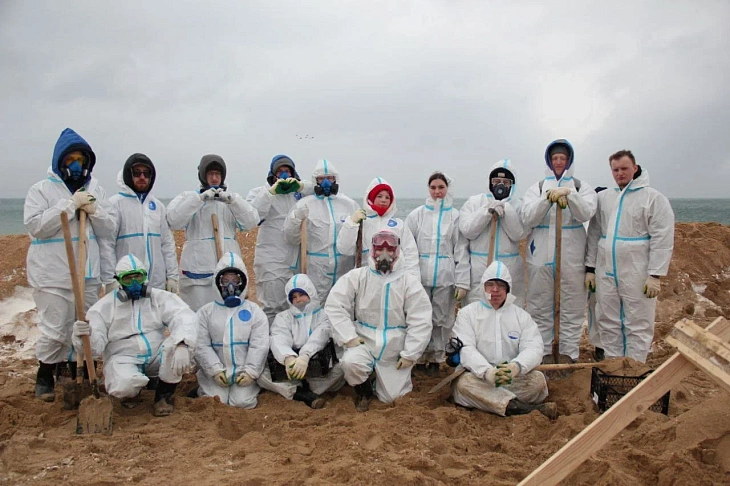 Kaliningrad Students Volunteer to Clean Black Sea Coast After Oil Spill | Image 1