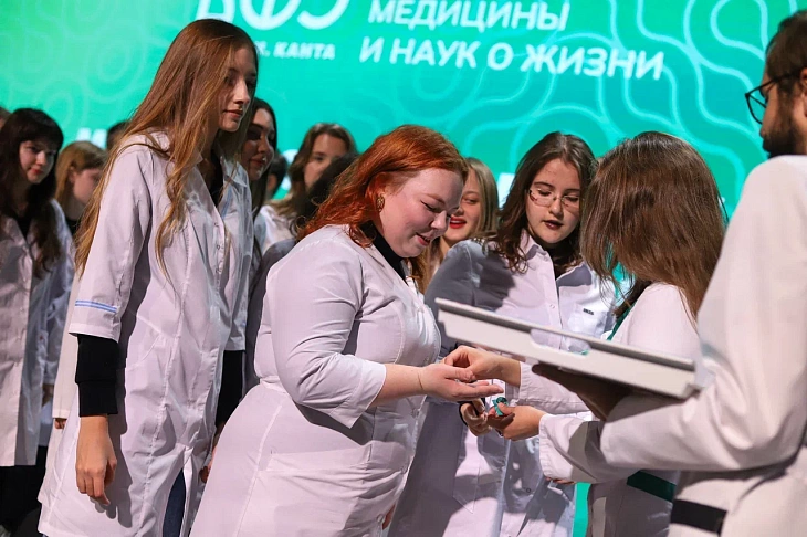 Для 800 студентов-медиков БФУ им. И. Канта состоялся праздник — День белого халата |  17