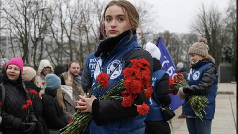 Студенты и сотрудники БФУ приняли участие в церемонии возложения цветов к памятнику 1200 воинам-гвардейцам