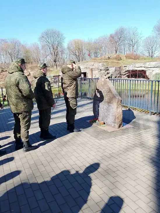 Студенты Военного учебного центра БФУ почтили память героев штурма Кенигсберга |  1