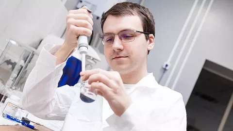 Ученые БФУ нашли способ улучшить оптический сенсор по&nbsp;подбору дозировки лекарства при&nbsp;аутоиммунных заболеваниях