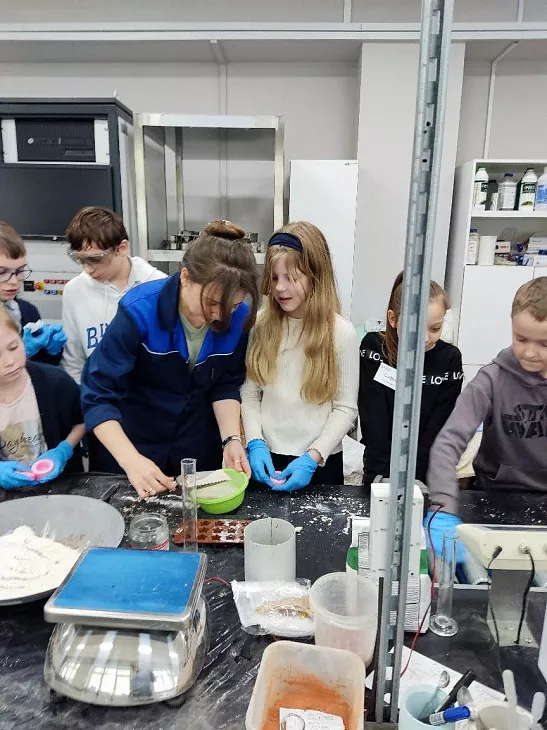 Школьники посетили Центр высокоточного строительного оборудования БФУ |  4