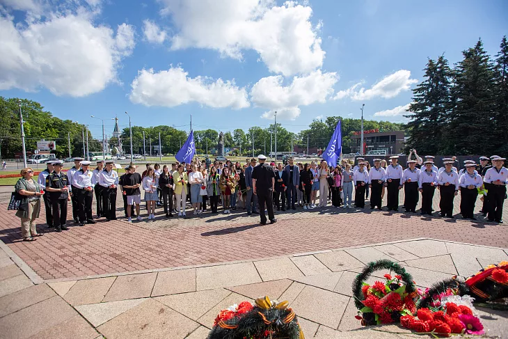 Студенты БФУ возложили цветы на&nbsp;площади маршала Василевского |  5