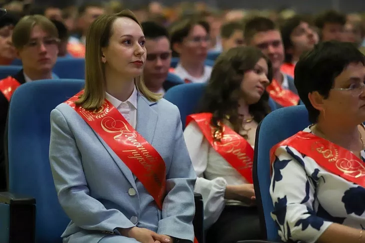 Ректор и&nbsp;руководители подразделений БФУ поздравили выпускников Калининграда |  7