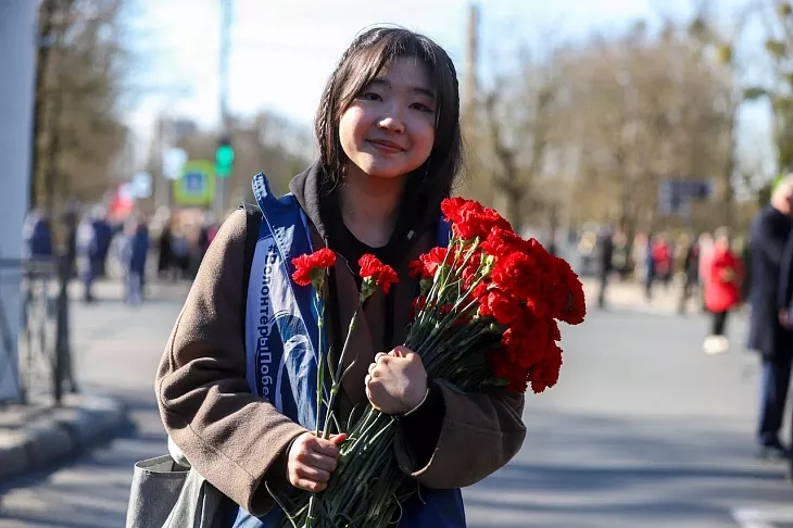 9 апреля студенты и&nbsp;сотрудники БФУ возложили цветы к&nbsp;мемориалу 1200 воинам-гвардейцам |  2