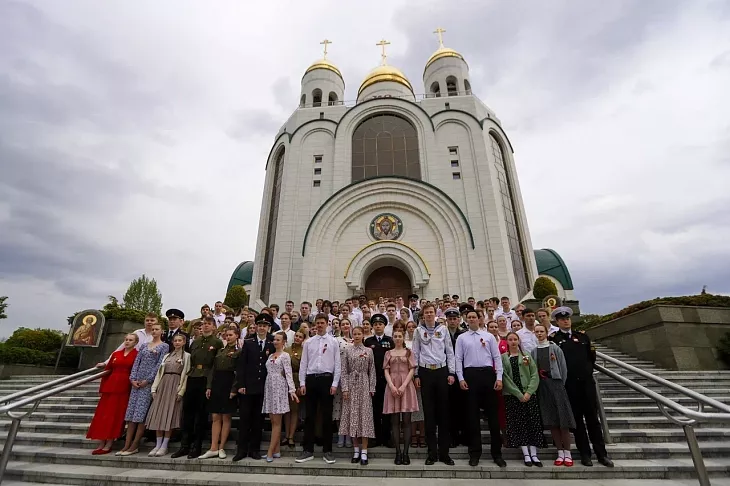 В центре Калининграда студенты БФУ им.&nbsp;И.&nbsp;Канта исполнили «Вальс Победы»  |  1