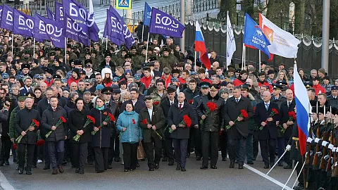 Студенты и сотрудники БФУ им. И. Канта возложили цветы к мемориалу 1200 воинам-гвардейцам в День Героев Отечества
