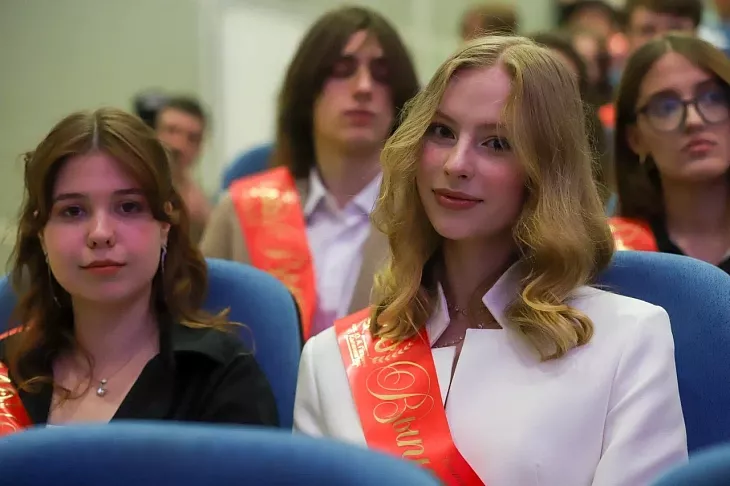 Ректор и&nbsp;руководители подразделений БФУ поздравили выпускников Калининграда |  3