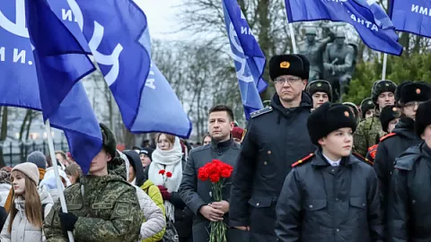 В День героев Отечества и.о. ректора Максим Демин и студенты университета возложили цветы к мемориалу 1200 воинам-гвардейцам
