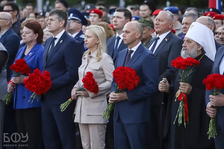 В День памяти и&nbsp;скорби ректор, студенты и&nbsp;преподаватели возложили цветы к&nbsp;мемориалу  |  4