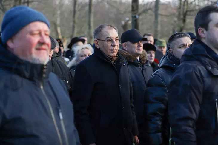 В День защитника Отечества студенты и сотрудники БФУ им. И. Канта возложили цветы к мемориалу 1200 воинам-гвардейцам |  4