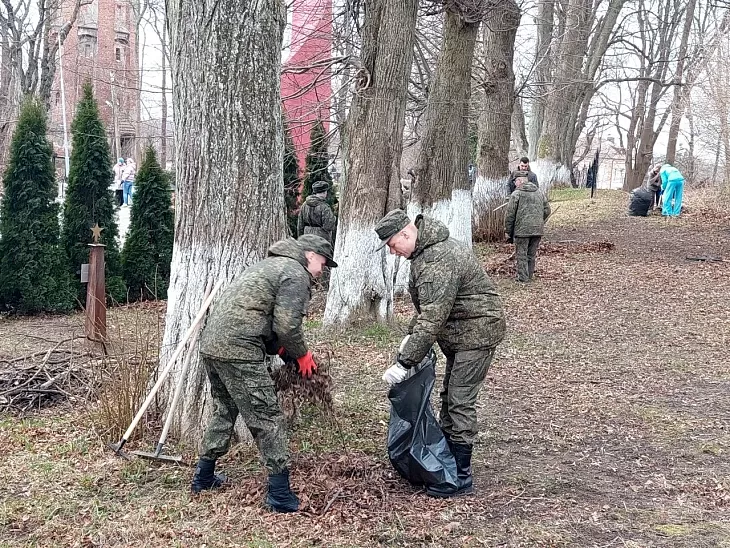 Студенты Военного учебного центра БФУ провели работы по&nbsp;благоустройству мемориалов |  2