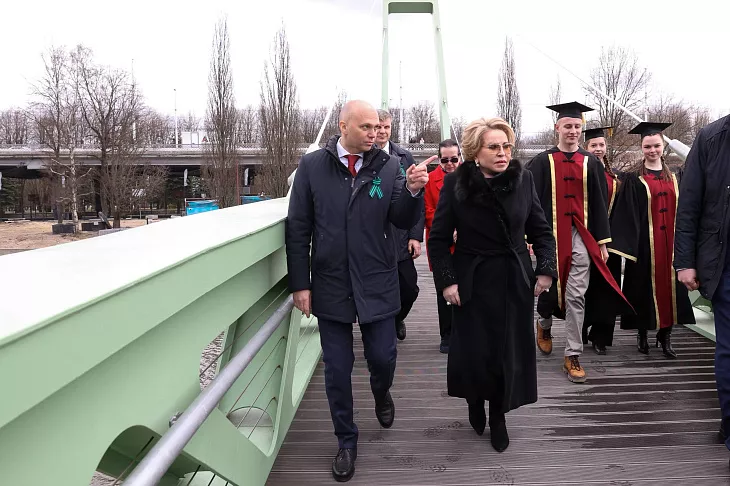 Студенты БФУ им.&nbsp;И.&nbsp;Канта открыли Философский мост вместе с&nbsp;губернатором и&nbsp;главой Совфеда |  1