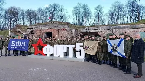 Студенты Военного учебного центра БФУ почтили память героев штурма Кенигсберга