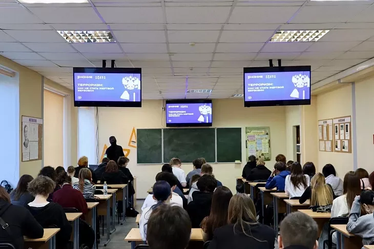 В БФУ им.&nbsp;И.&nbsp;Канта обсудили современные угрозы: как&nbsp;не&nbsp;стать жертвой вербовщиков и&nbsp;мошенников |  2