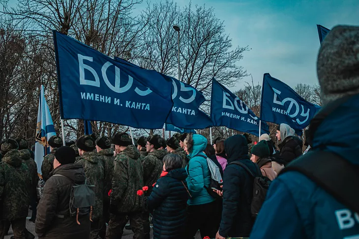 Студенты и сотрудники БФУ возложили цветы к памятнику 1200 гвардейцам |  9