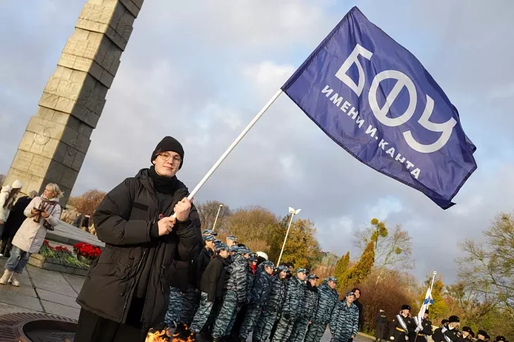 Студенты и сотрудники БФУ им. И. Канта возложили цветы к мемориалу 1200 воинам-гвардейцам в День Героев Отечества |  6