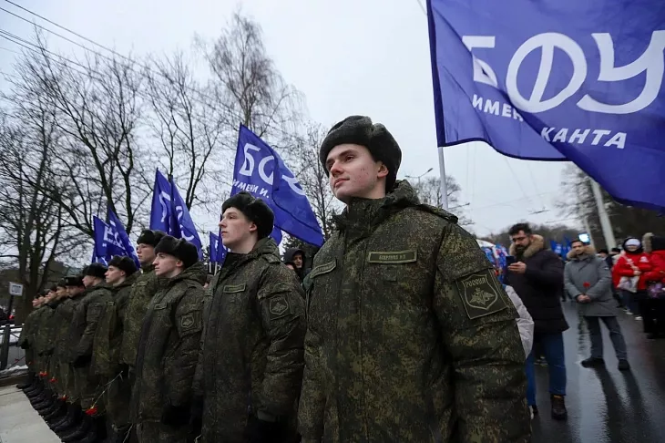 Студенты и&nbsp;преподаватели БФУ им.&nbsp;И.&nbsp;Канта возложили цветы к&nbsp;мемориалу 1200 воинам-гвардейцам |  1