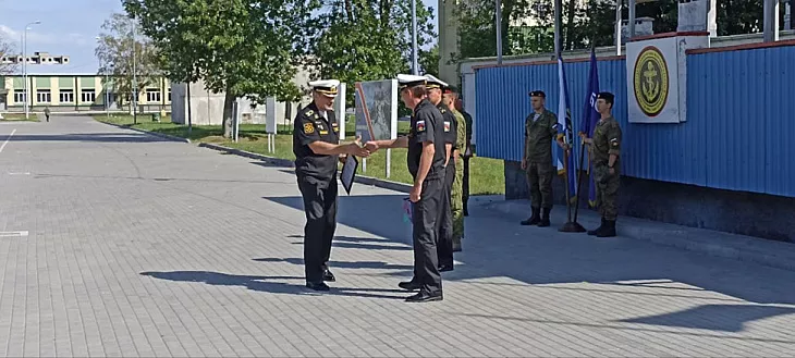 Активисты БФУ им. И. Канта восстановили и передали автомобиль УАЗ бригаде морской пехоты РФ   |  2