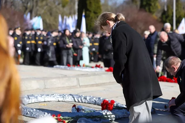 9 апреля студенты и&nbsp;сотрудники БФУ возложили цветы к&nbsp;мемориалу 1200 воинам-гвардейцам |  13