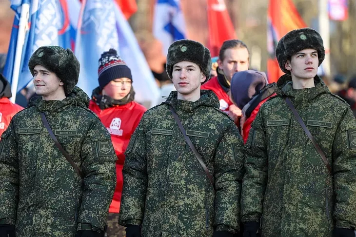 В День защитника Отечества студенты и сотрудники БФУ им. И. Канта возложили цветы к мемориалу 1200 воинам-гвардейцам |  3