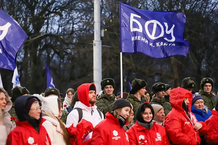В День героев Отечества и.о. ректора Максим Демин и студенты университета возложили цветы к мемориалу 1200 воинам-гвардейцам |  4