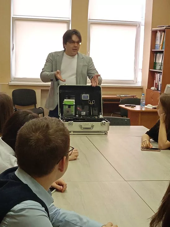 Студенты Высшей школы права провели профориентационную встречу со школьниками |  3