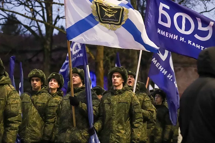 В День героев Отечества и.о. ректора Максим Демин и студенты университета возложили цветы к мемориалу 1200 воинам-гвардейцам |  1