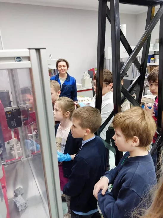 Школьники посетили Центр высокоточного строительного оборудования БФУ |  5