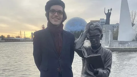 «Скульптура посвящена всем, кто читает 