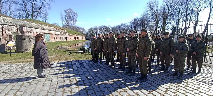 Студенты Военного учебного центра БФУ почтили память героев штурма Кенигсберга |  2