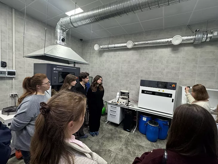 БФУ им.&nbsp;И.&nbsp;Канта и&nbsp;РХТУ им.&nbsp;Д.&nbsp;И.&nbsp;Менделеева развивают сетевое обучение для&nbsp;гигафабрики «Рэнера» |  1