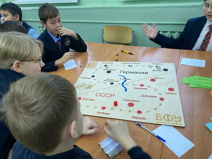 Студенты БФУ рассказали об истории авиаполка «Нормандия — Неман» гимназистам Калининграда |  2