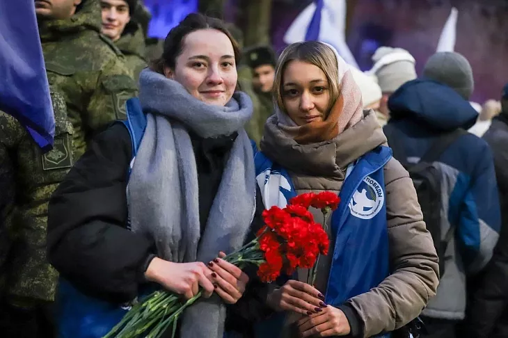 В День героев Отечества и.о. ректора Максим Демин и студенты университета возложили цветы к мемориалу 1200 воинам-гвардейцам |  2