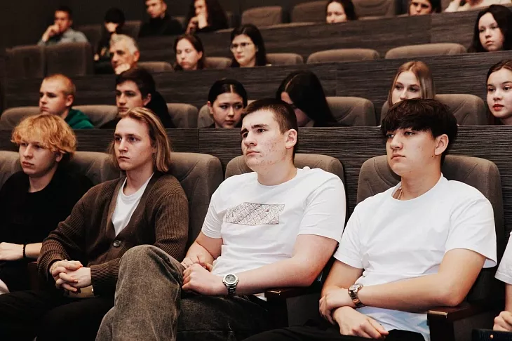 В БФУ им. И. Канта прошел открытый диалог с участником СВО и председателем совета регионального отделения Движения Первых Кириллом Сутыкой |  3