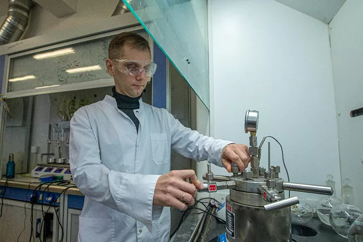В БФУ научились делать бионефть из водорослей и отходов |  3