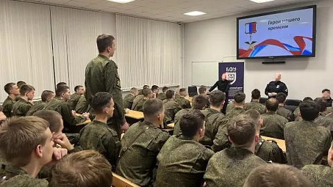 В День Конституции студенты ВУЦ встретились с героем СВО