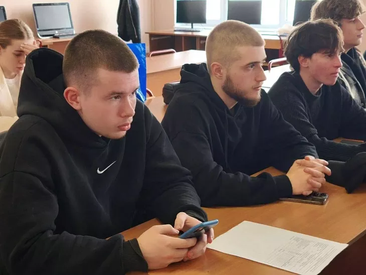 «Положи трубку, чтобы не&nbsp;потерять будущее»: эксперт БФУ научил студентов противостоять кибермошенникам и&nbsp;экстремистам |  2