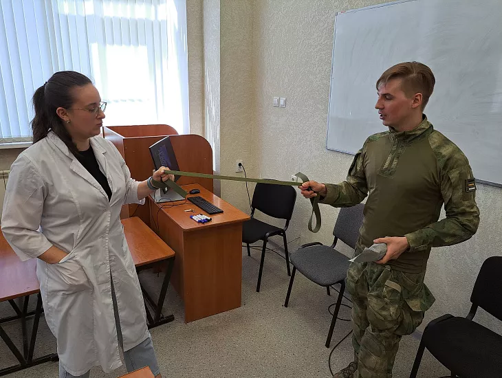 Дискуссионная площадка «Открытый диалог»: студентам рассказали о реалиях тактической медицины в условиях СВО |  1