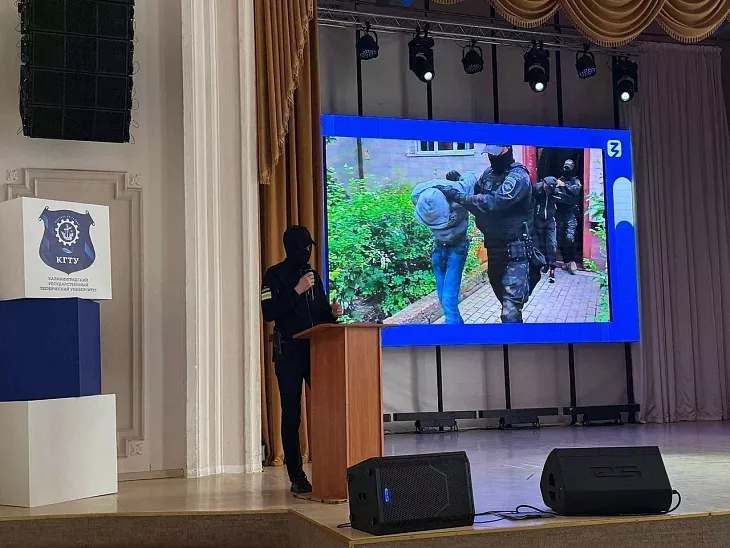 Открытый диалог: представитель УМВД встретился со&nbsp;студентами и&nbsp;курсантами калининградских вузов |  2