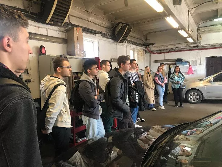 Для студентов БФУ провели экскурсию по крупному автоцентру Калининграда |  1