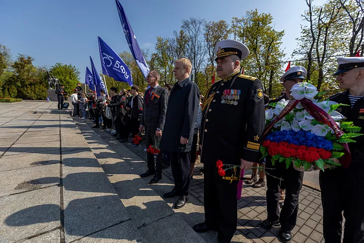 Студенты БФУ им.&nbsp;И.&nbsp;Канта возложили цветы к&nbsp;памятнику 1200 воинам-гвардейцам |  17
