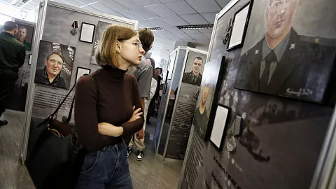 «Обычные пацаны, которые пошли защищать Родину»: в БФУ открылась выставка портретов героев СВО