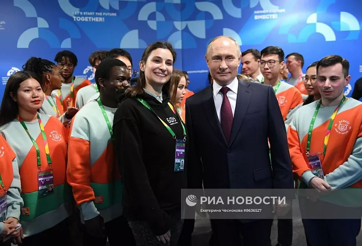Иностранные студенты БФУ приняли участие во Всемирном фестивале молодежи в Сочи и встретились с Президентом страны |  11
